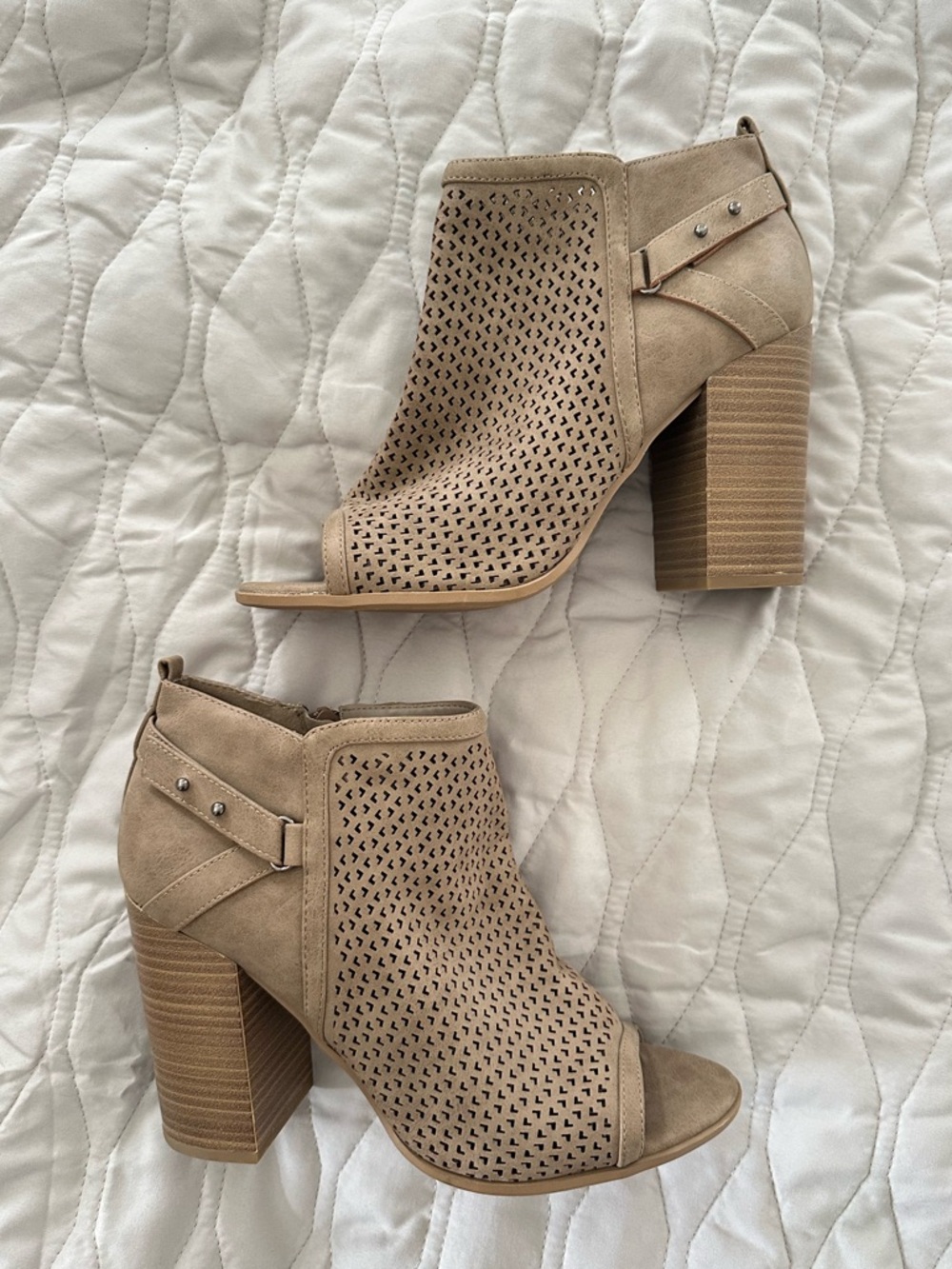 🔥2/$15 Like New Nude Taupe Tan Laser Cut Perforated Peep Toe Ankle Booties Chic